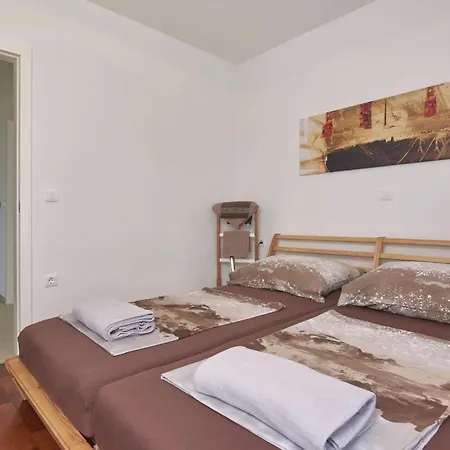 2 Bedroom Amazing In Apartment Liznjan